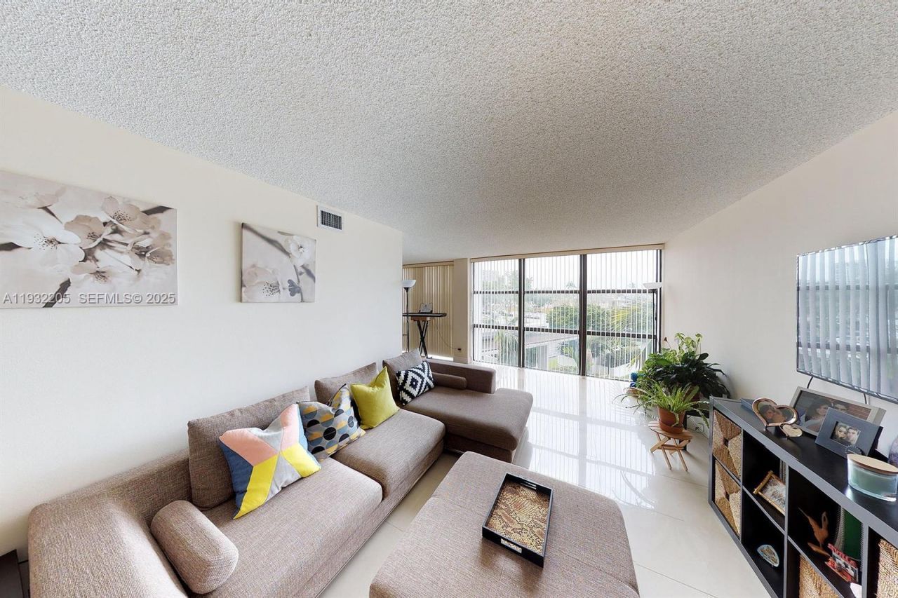 1000 Parkview Dr, Unit 301, Hallandale Beach, FL 33009 Photo