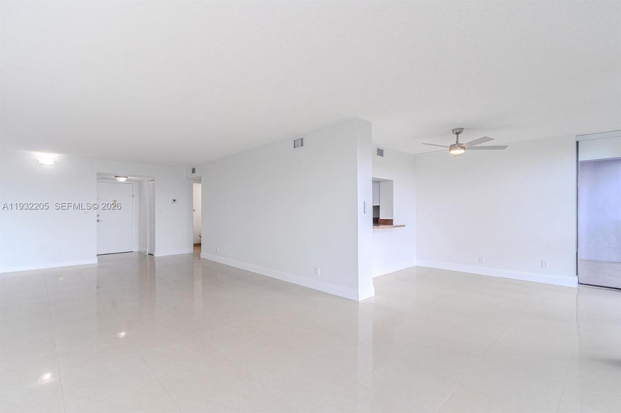 1000 Parkview Dr, Unit 301, Hallandale Beach, FL 33009 Photo