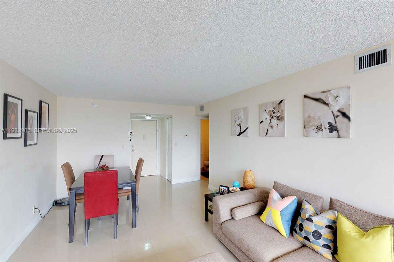 1000 Parkview Dr, Unit 301, Hallandale Beach, FL 33009 Photo