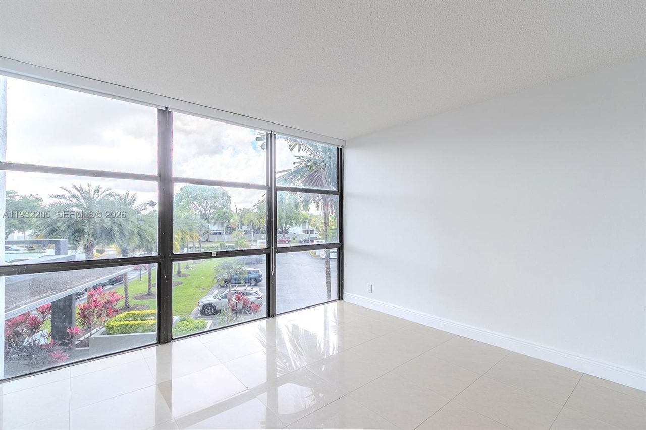 1000 Parkview Dr, Unit 301, Hallandale Beach, FL 33009 Photo