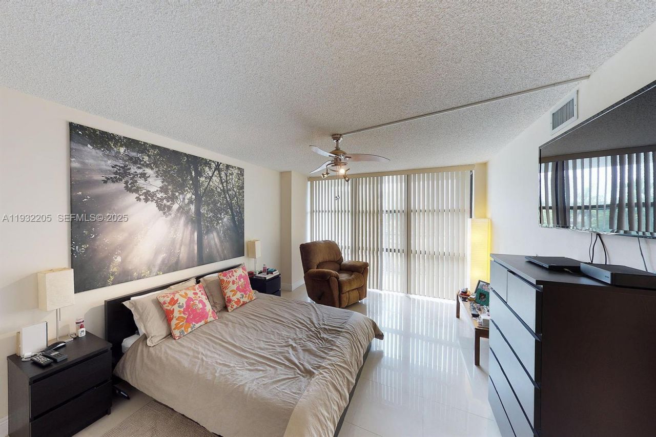 1000 Parkview Dr, Unit 301, Hallandale Beach, FL 33009 Photo