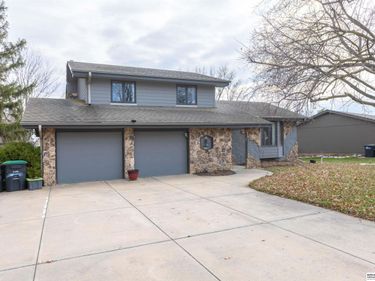 1009 Skyline Drive, Omaha, NE 68022