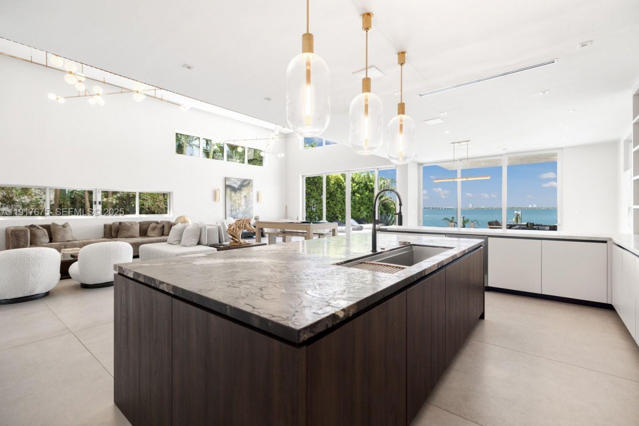 1379 N Venetian Way , Miami, FL 33139 Photo