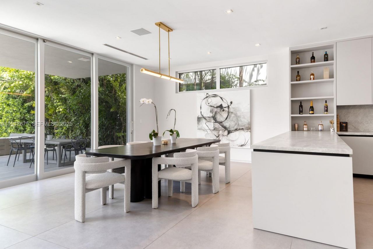 1379 N Venetian Way , Miami, FL 33139 Photo