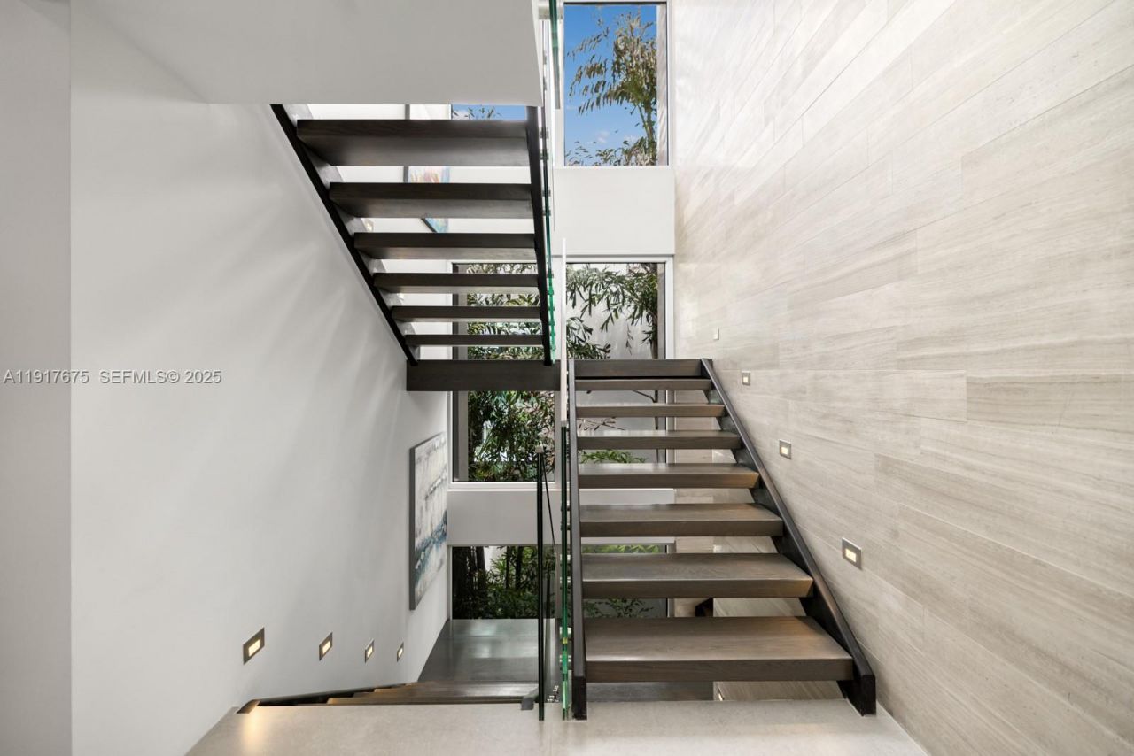 1379 N Venetian Way , Miami, FL 33139 Photo