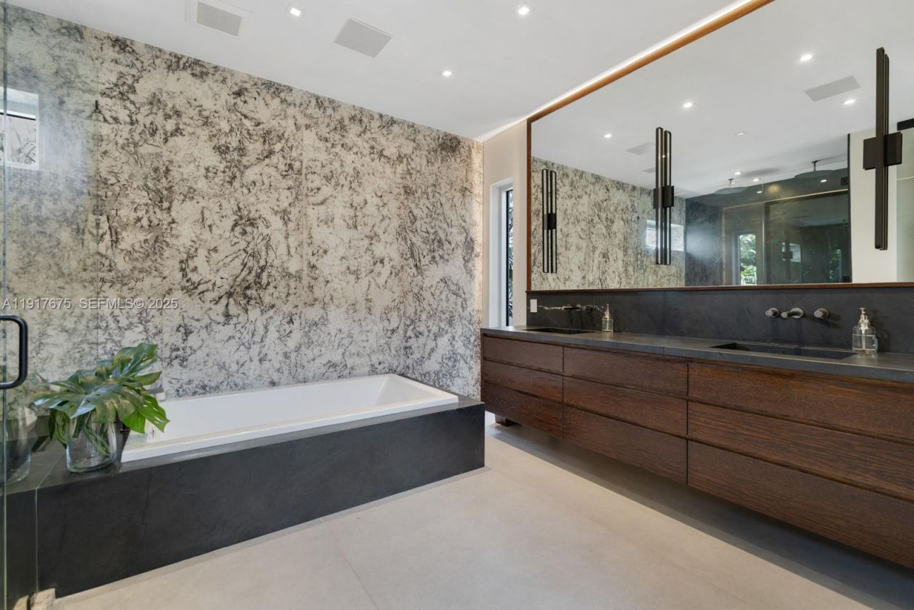 1379 N Venetian Way , Miami, FL 33139 Photo