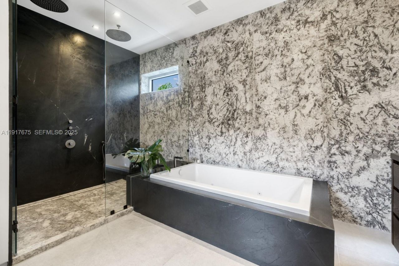 1379 N Venetian Way , Miami, FL 33139 Photo