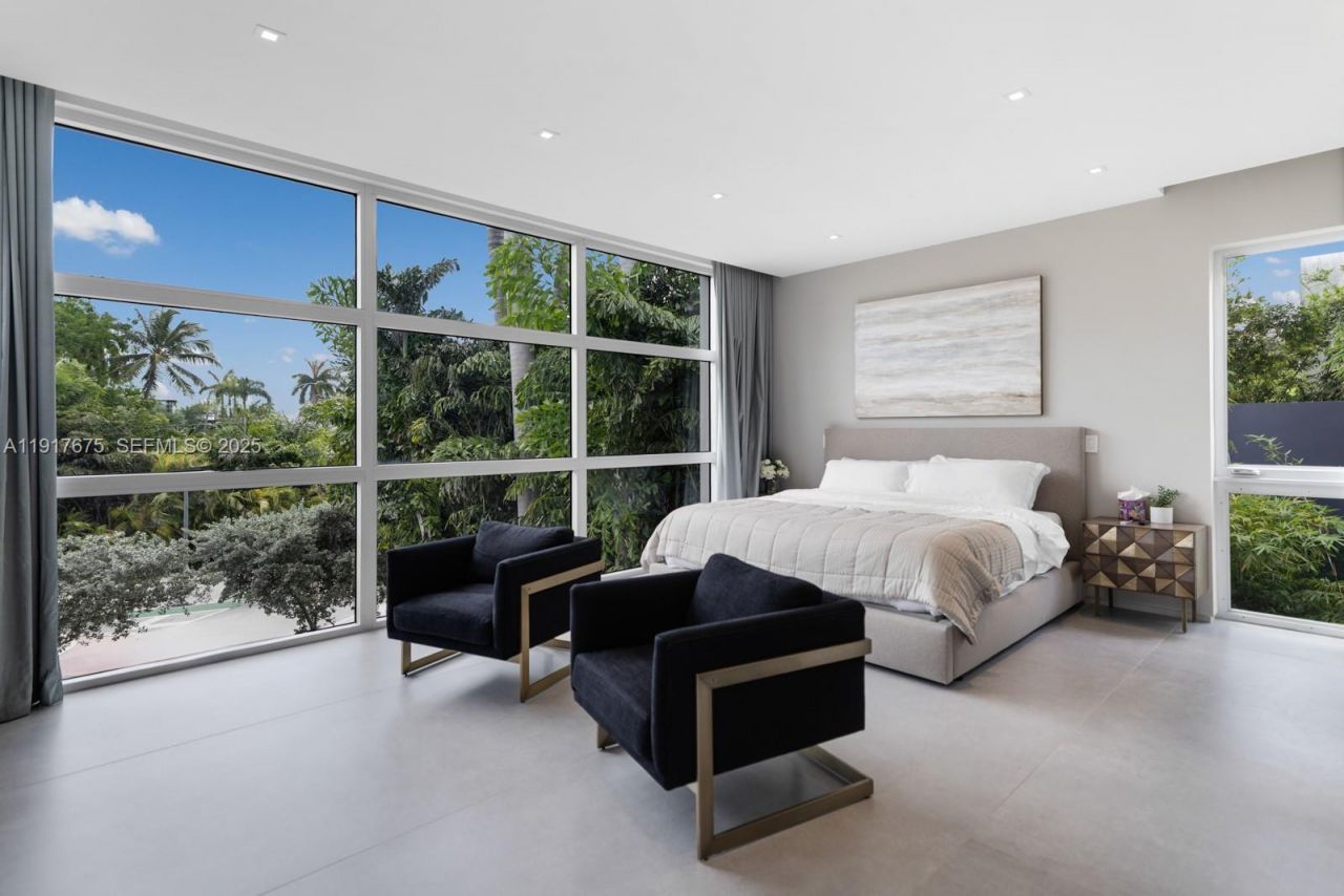 1379 N Venetian Way , Miami, FL 33139 Photo