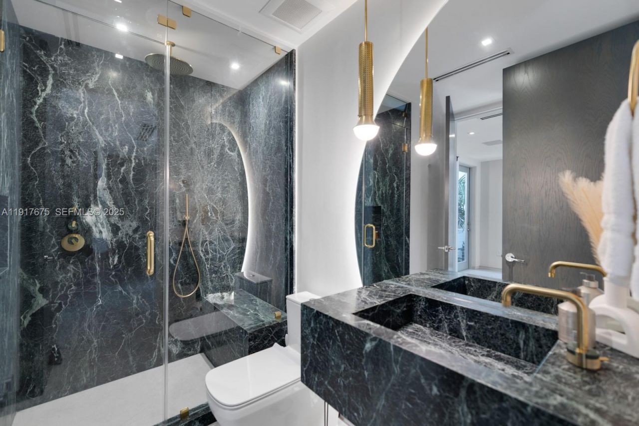 1379 N Venetian Way , Miami, FL 33139 Photo