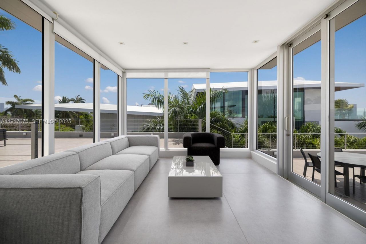 1379 N Venetian Way , Miami, FL 33139 Photo