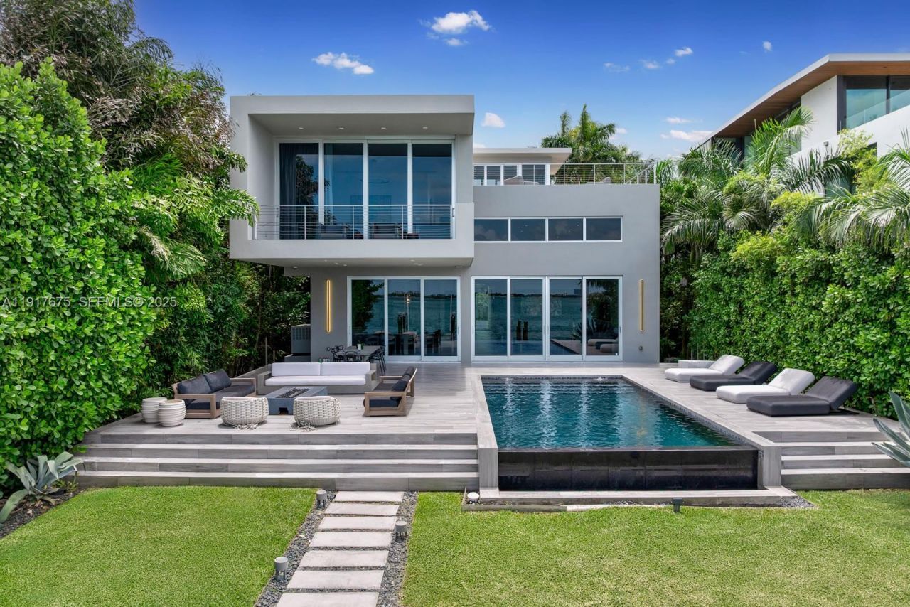 1379 N Venetian Way , Miami, FL 33139 Photo