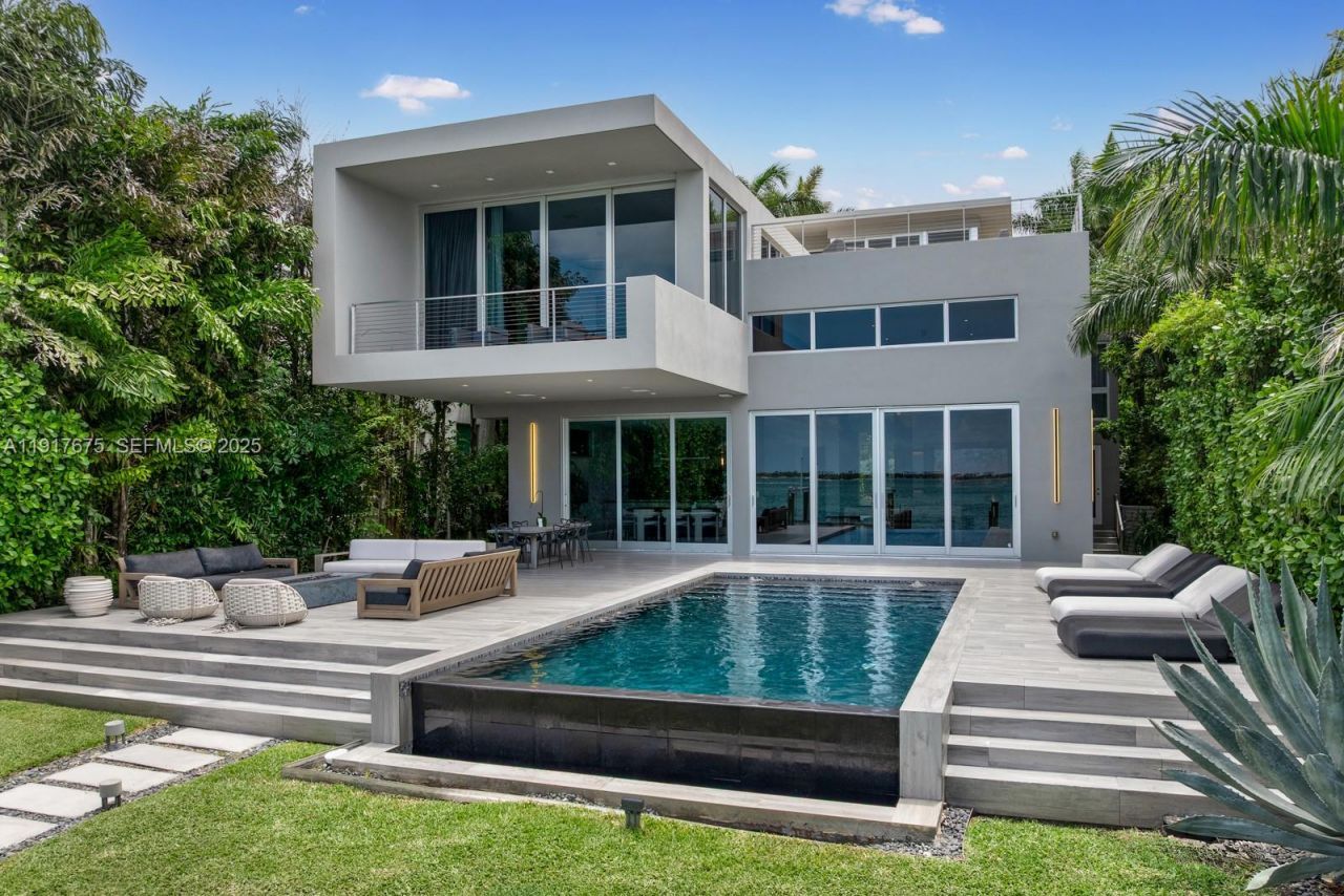 1379 N Venetian Way , Miami, FL 33139 Photo