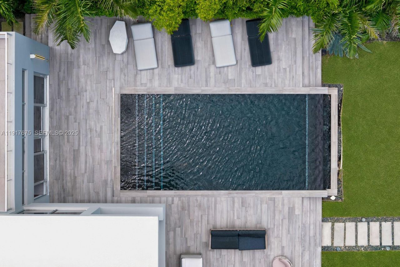 1379 N Venetian Way , Miami, FL 33139 Photo