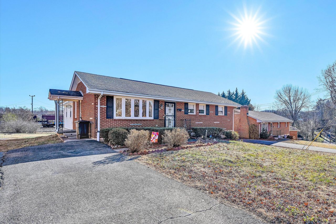 1524 Liggates Rd, Lynchburg, VA 24502 Main Photo