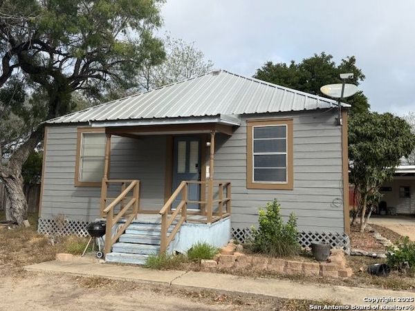 305 E Thornton St, Three Rivers, TX 78071