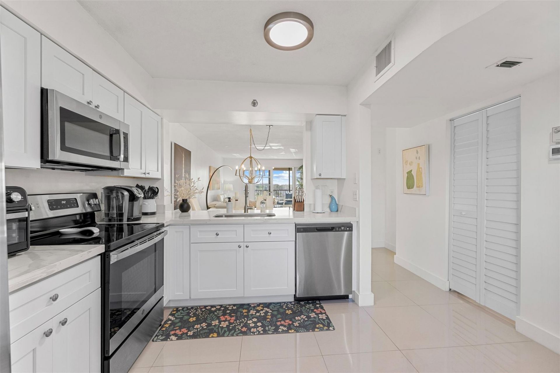 2202 S Cypress Bend Drive, Unit 606, Pompano Beach, FL 33069 Photo