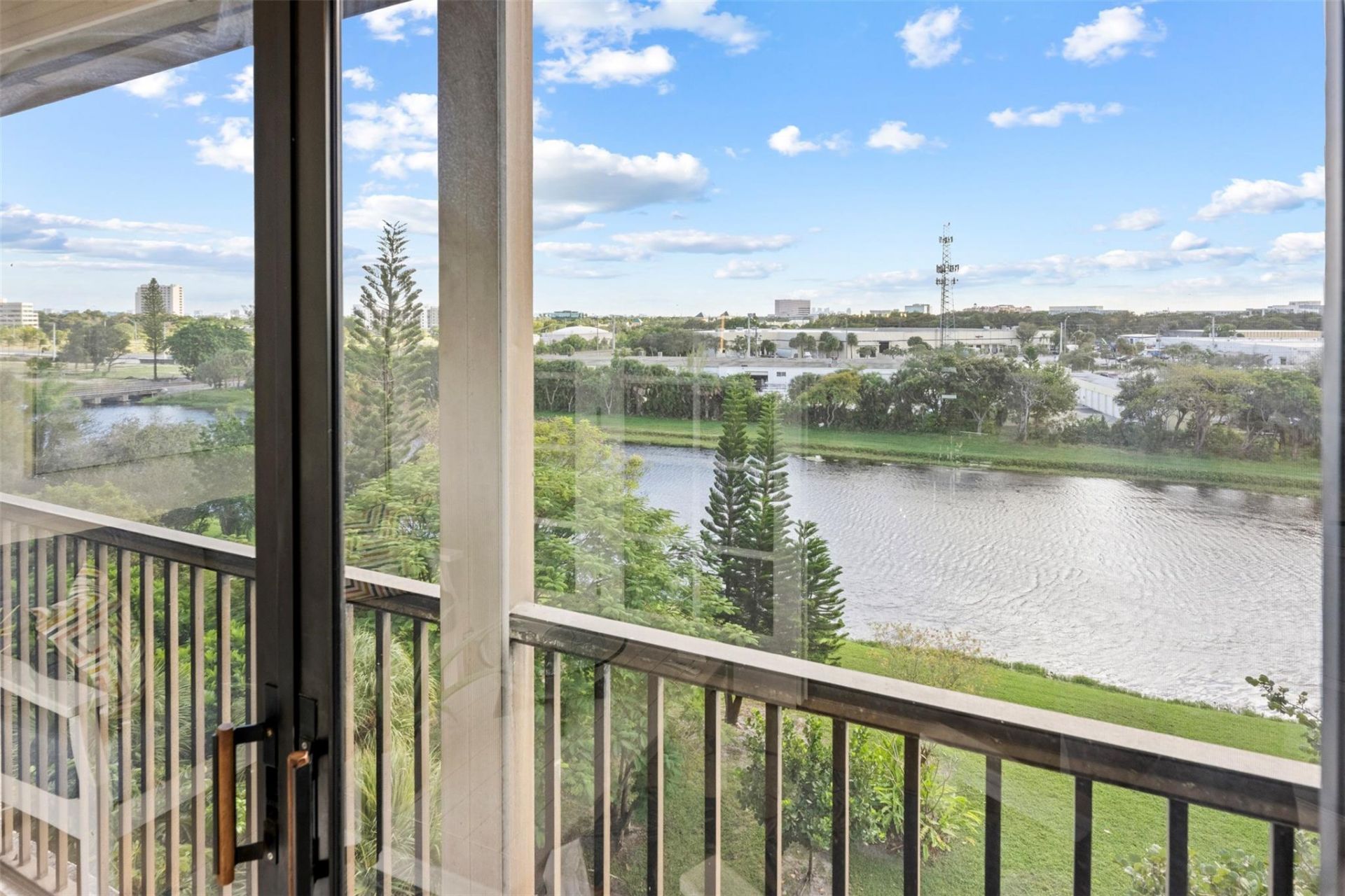 2202 S Cypress Bend Drive, Unit 606, Pompano Beach, FL 33069 Photo