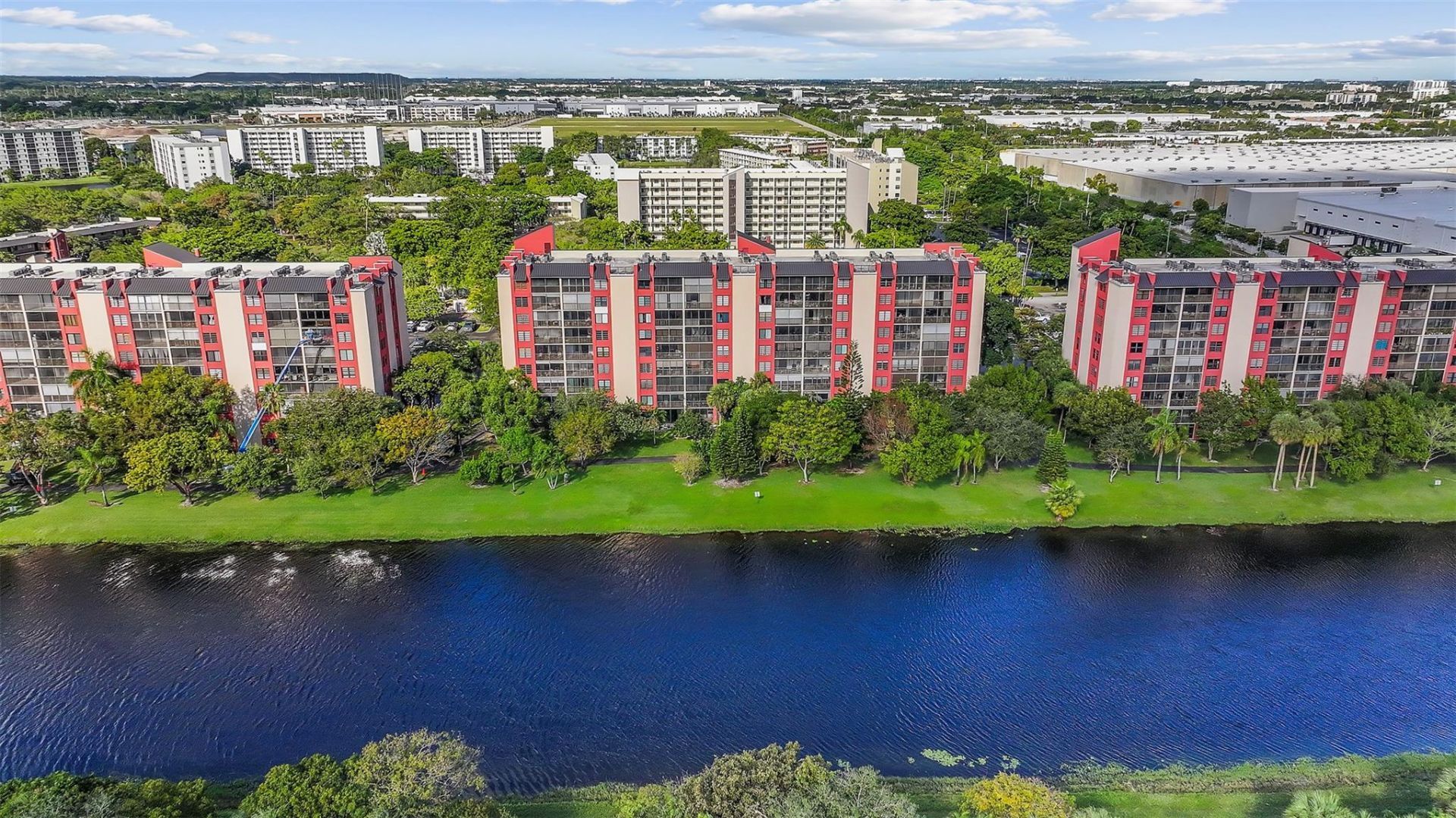 2202 S Cypress Bend Drive, Unit 606, Pompano Beach, FL 33069 Photo