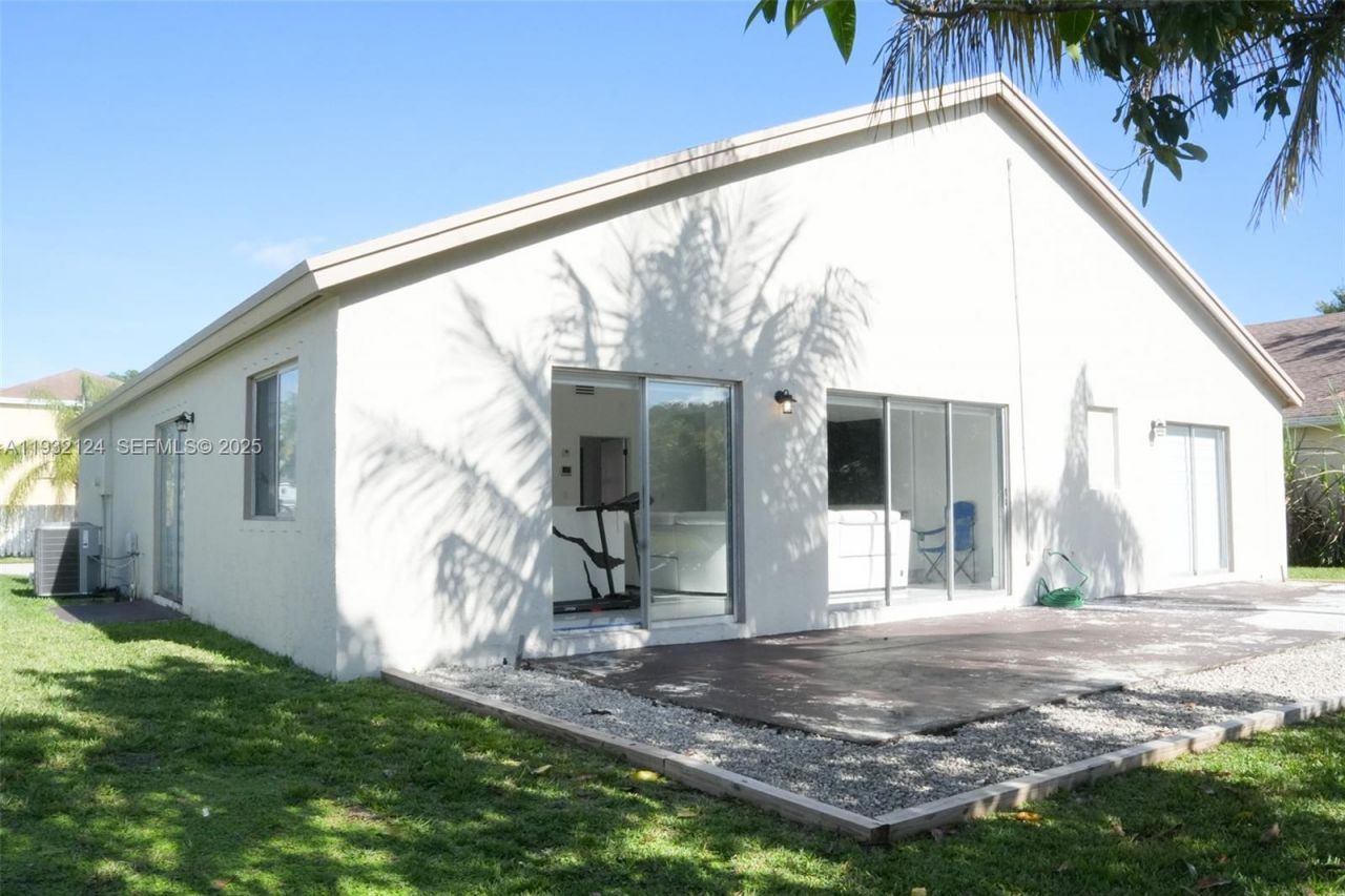 9670 Glacier Dr, Miramar, FL 33025 Photo