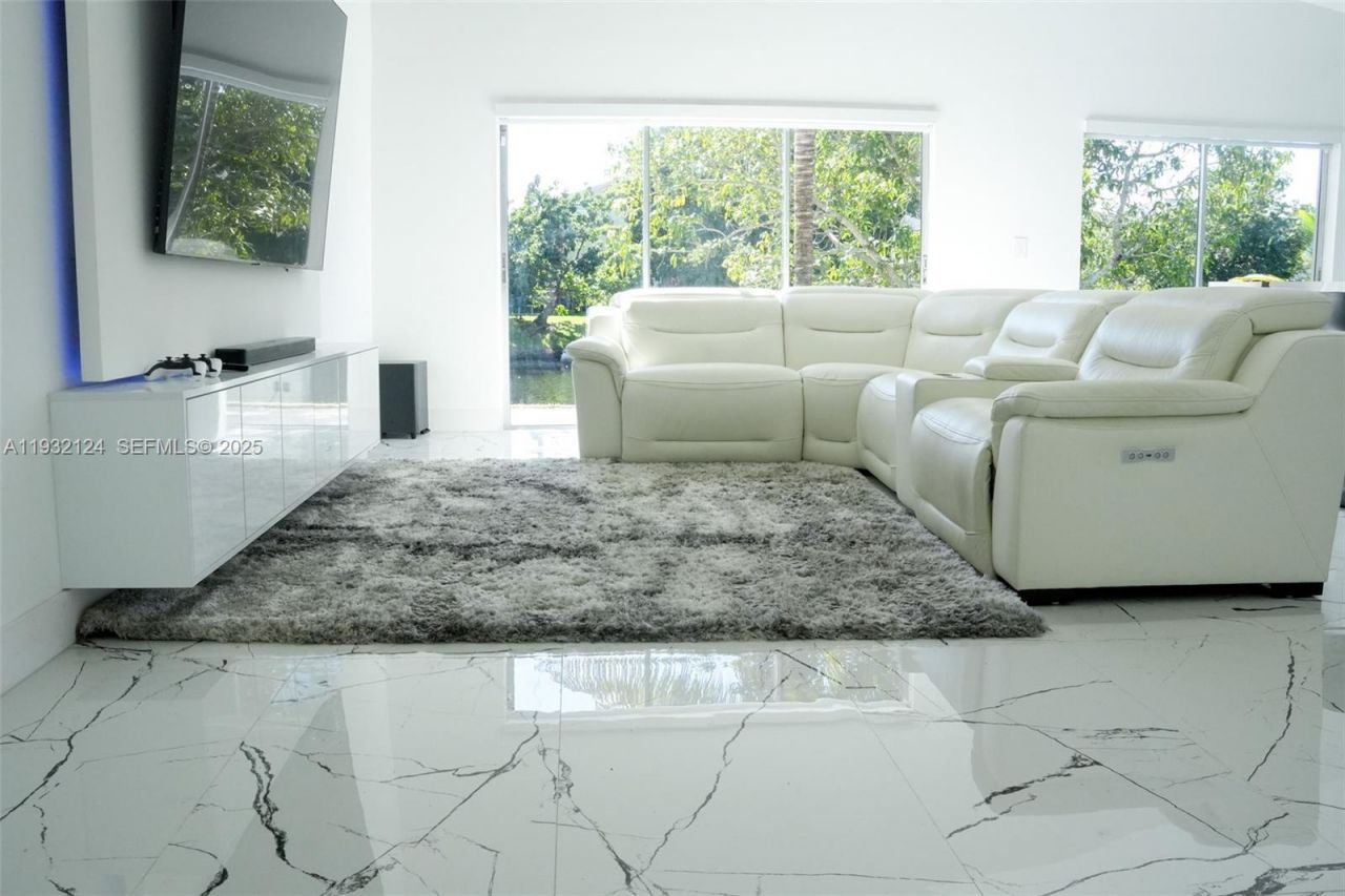 9670 Glacier Dr, Miramar, FL 33025 Photo