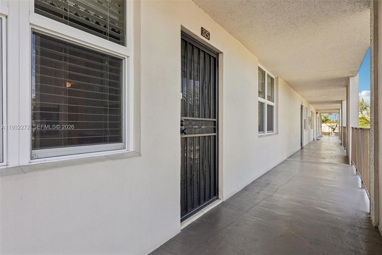 4850 NW 29th Ct, Unit 325, Lauderdale Lakes, FL 33313 Photo