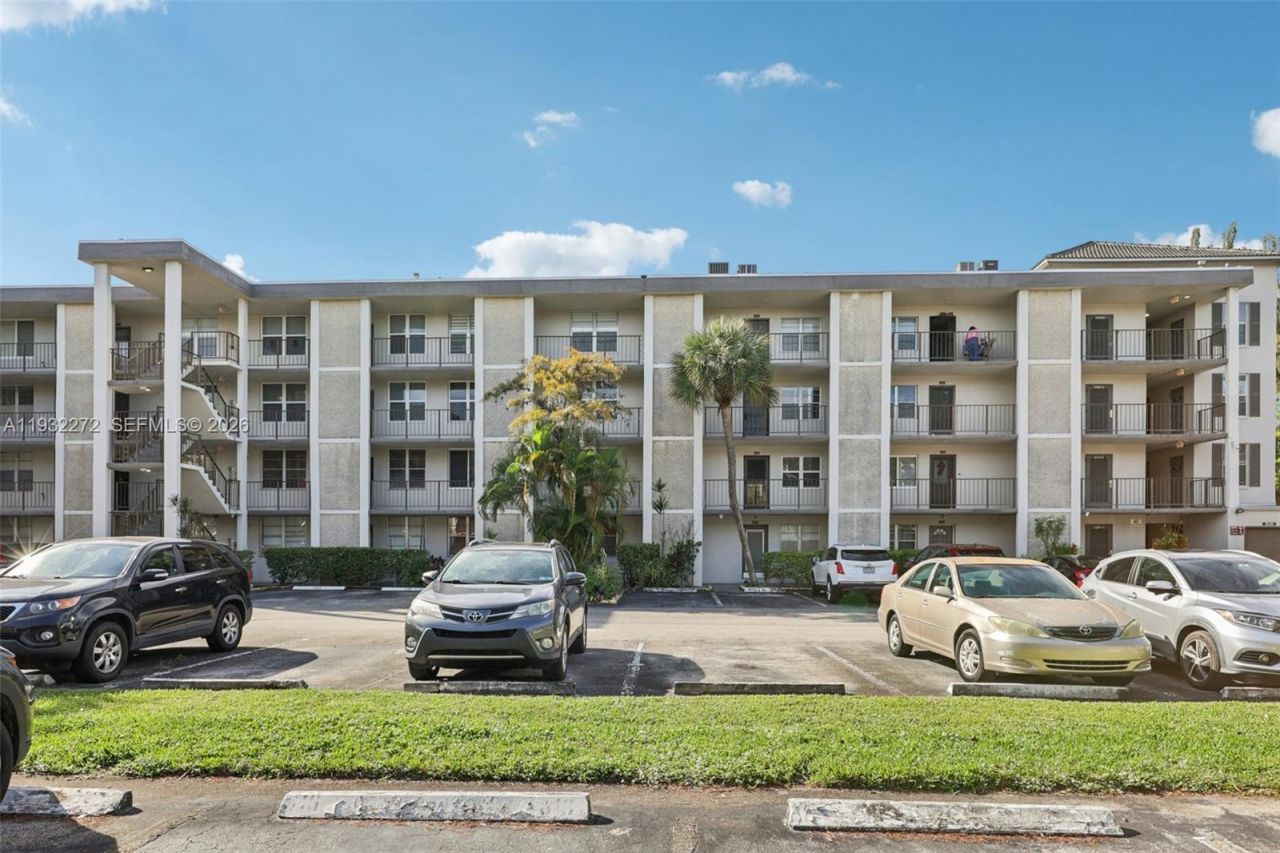 4850 NW 29th Ct, Unit 325, Lauderdale Lakes, FL 33313 Photo