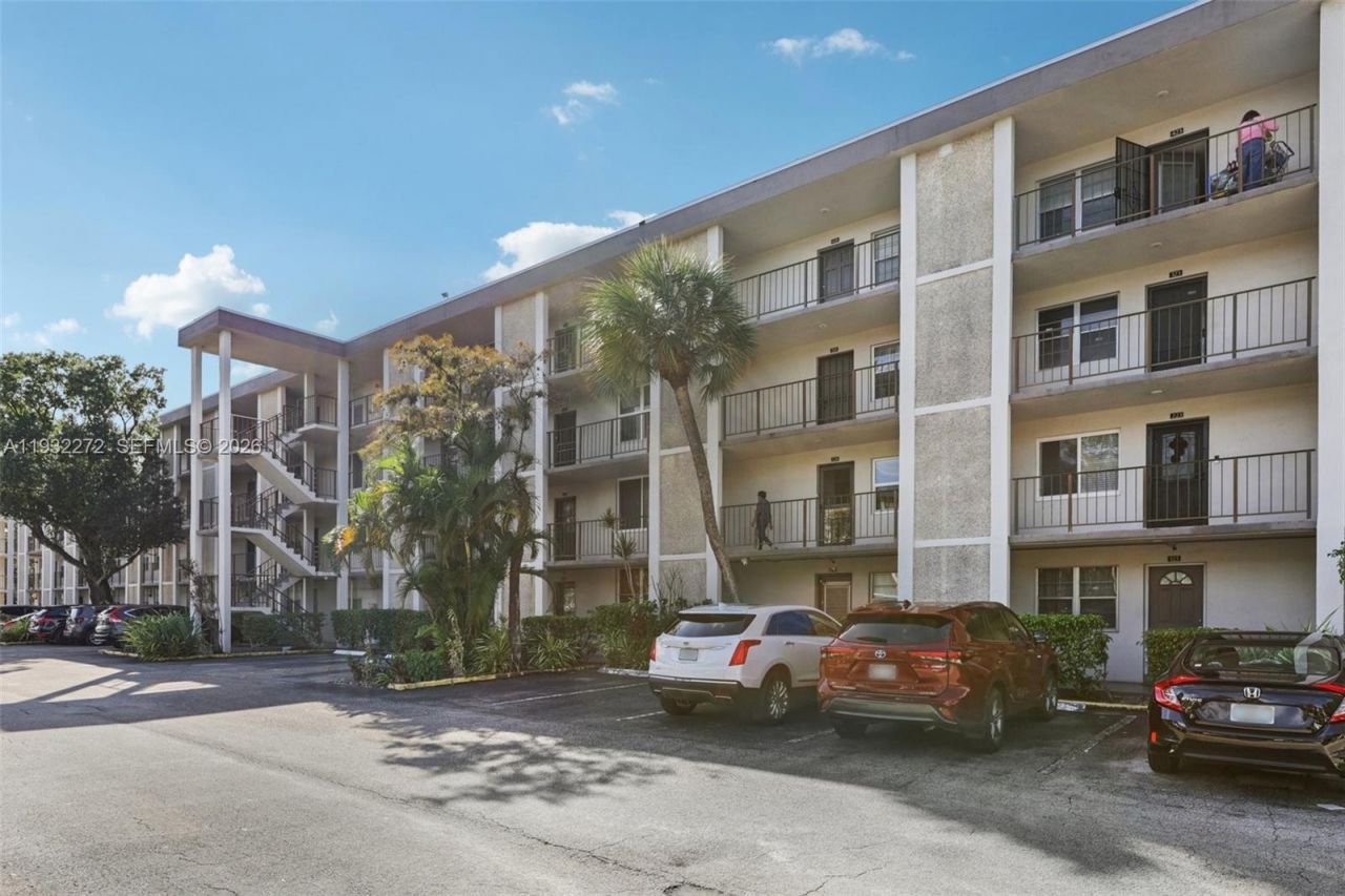 4850 NW 29th Ct, Unit 325, Lauderdale Lakes, FL 33313 Photo