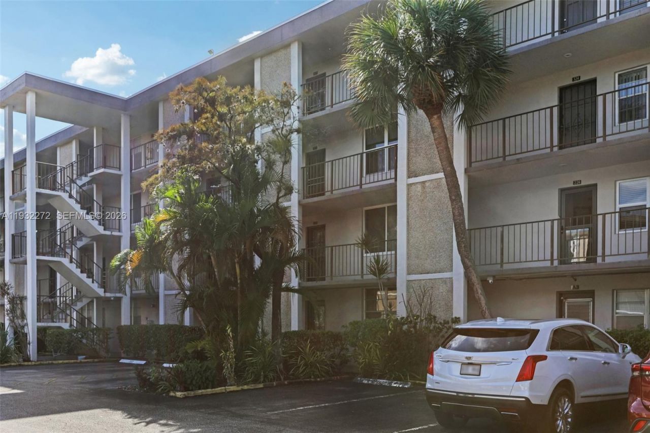 4850 NW 29th Ct, Unit 325, Lauderdale Lakes, FL 33313 Photo