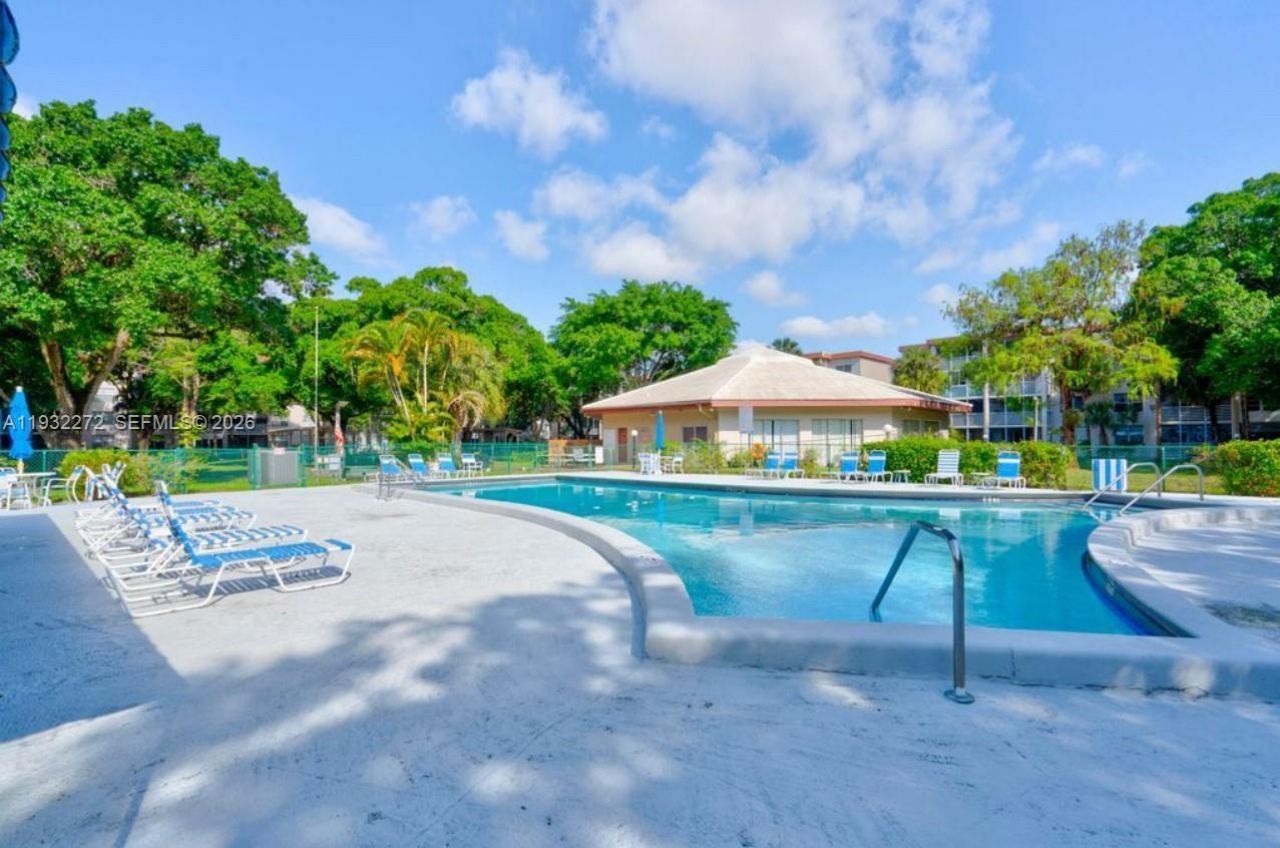 4850 NW 29th Ct, Unit 325, Lauderdale Lakes, FL 33313 Photo