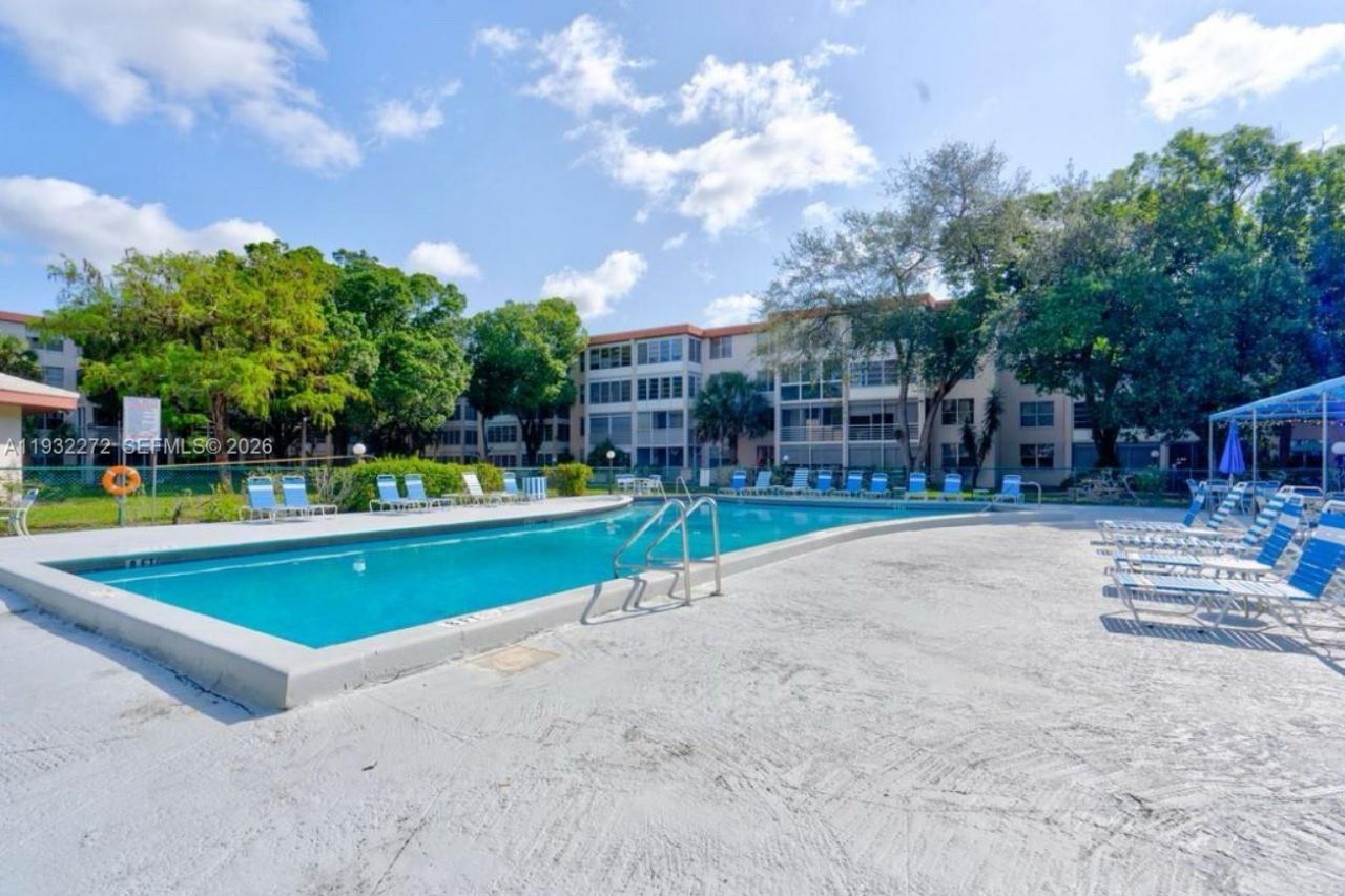 4850 NW 29th Ct, Unit 325, Lauderdale Lakes, FL 33313 Photo