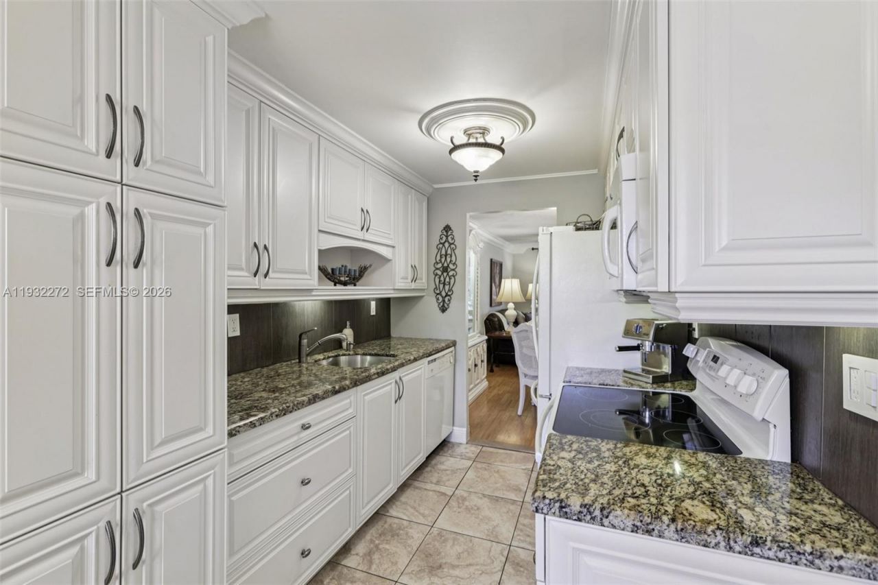 4850 NW 29th Ct, Unit 325, Lauderdale Lakes, FL 33313 Photo