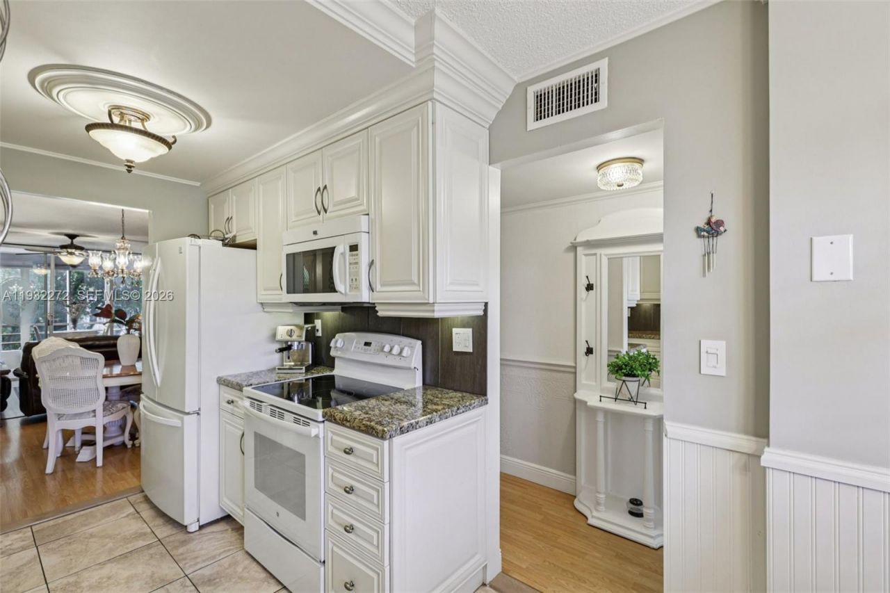 4850 NW 29th Ct, Unit 325, Lauderdale Lakes, FL 33313 Photo