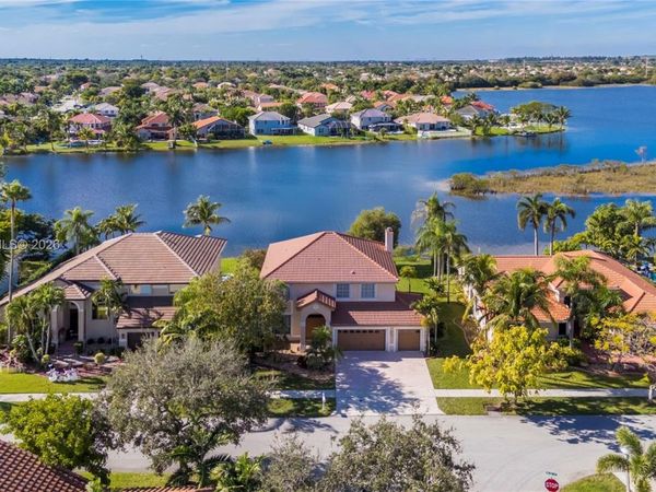 1008 NW 180th Ave, Pembroke Pines, FL 33029