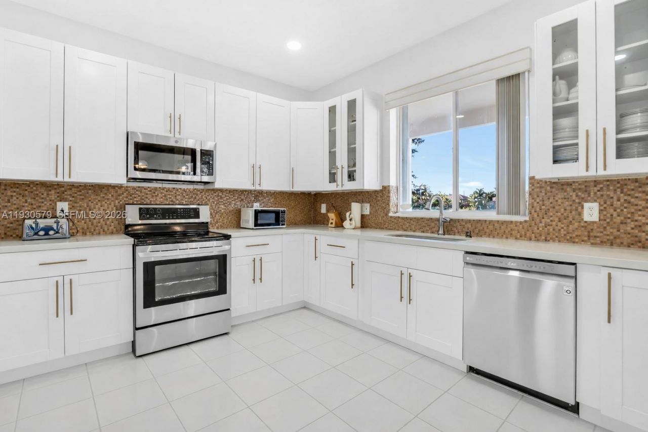 1008 NW 180th Ave, Pembroke Pines, FL 33029 Photo