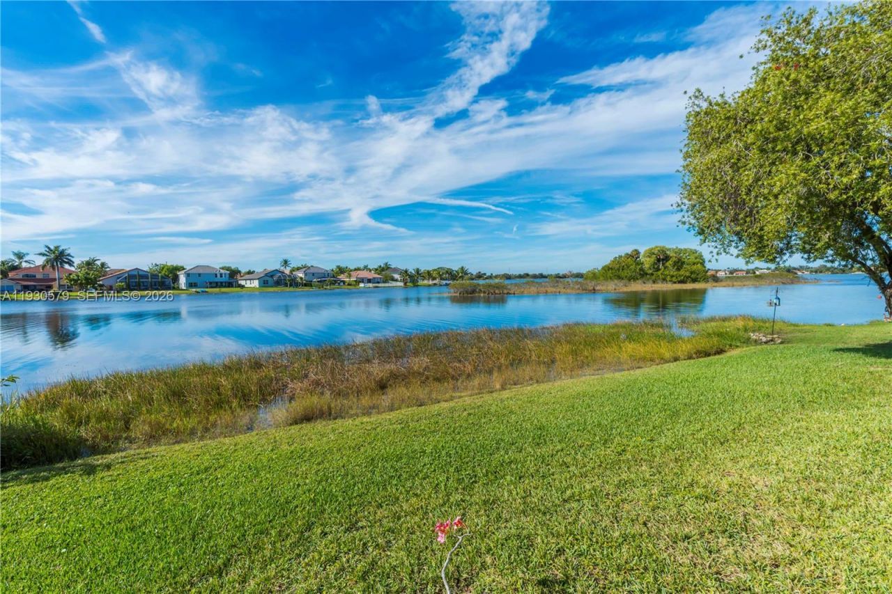 1008 NW 180th Ave, Pembroke Pines, FL 33029 Photo