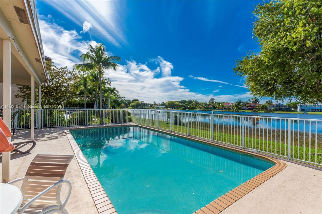 1008 NW 180th Ave, Pembroke Pines, FL 33029 Photo