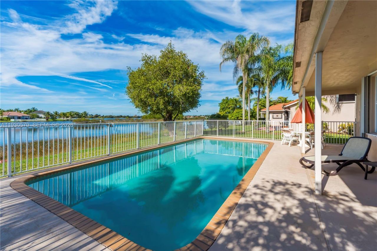 1008 NW 180th Ave, Pembroke Pines, FL 33029 Photo