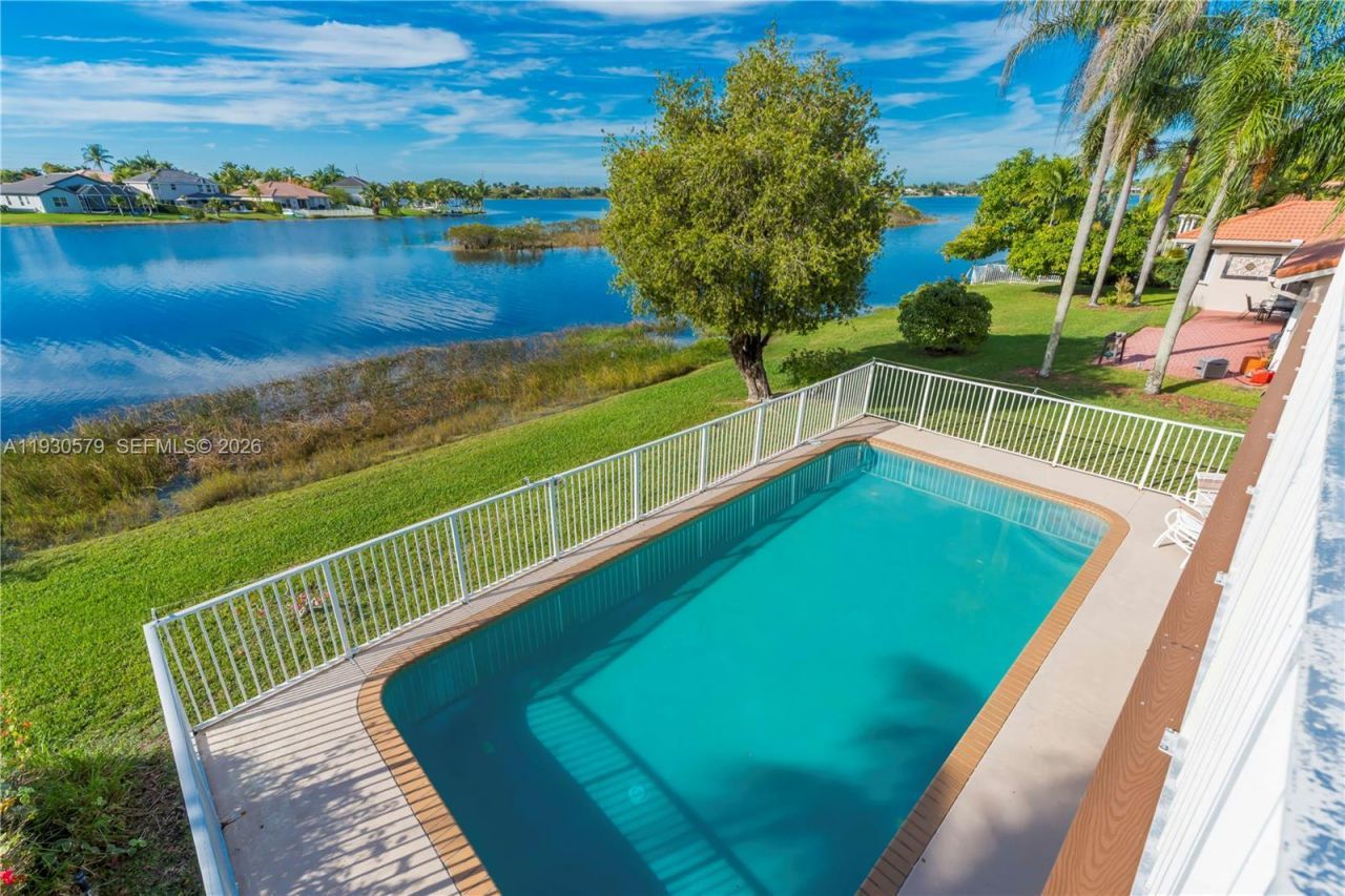 1008 NW 180th Ave, Pembroke Pines, FL 33029 Photo