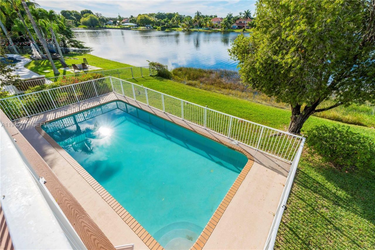 1008 NW 180th Ave, Pembroke Pines, FL 33029 Photo