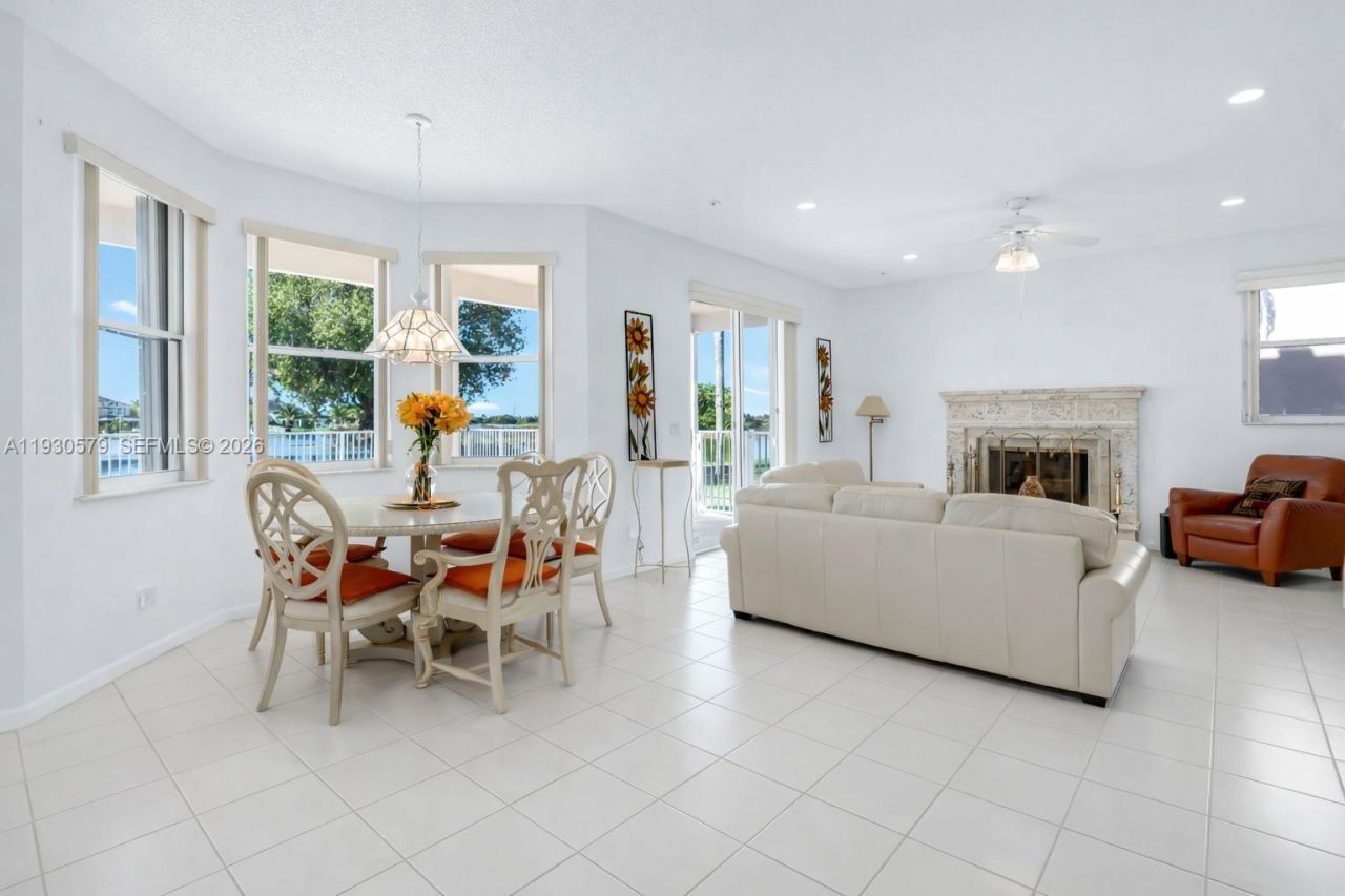 1008 NW 180th Ave, Pembroke Pines, FL 33029 Photo