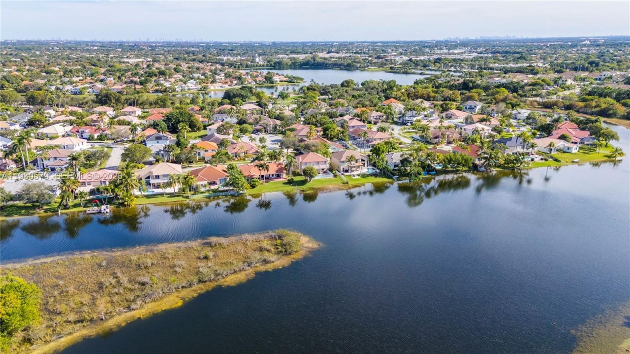 1008 NW 180th Ave, Pembroke Pines, FL 33029 Photo