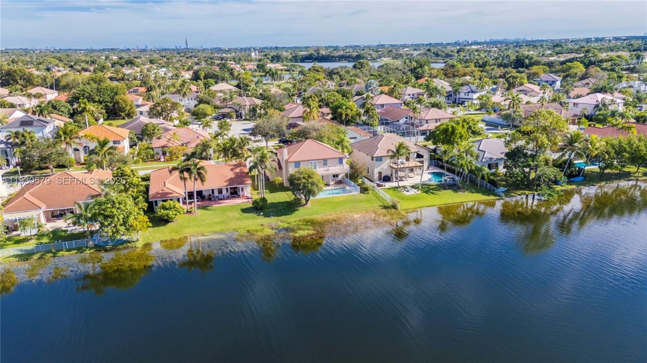 1008 NW 180th Ave, Pembroke Pines, FL 33029 Photo