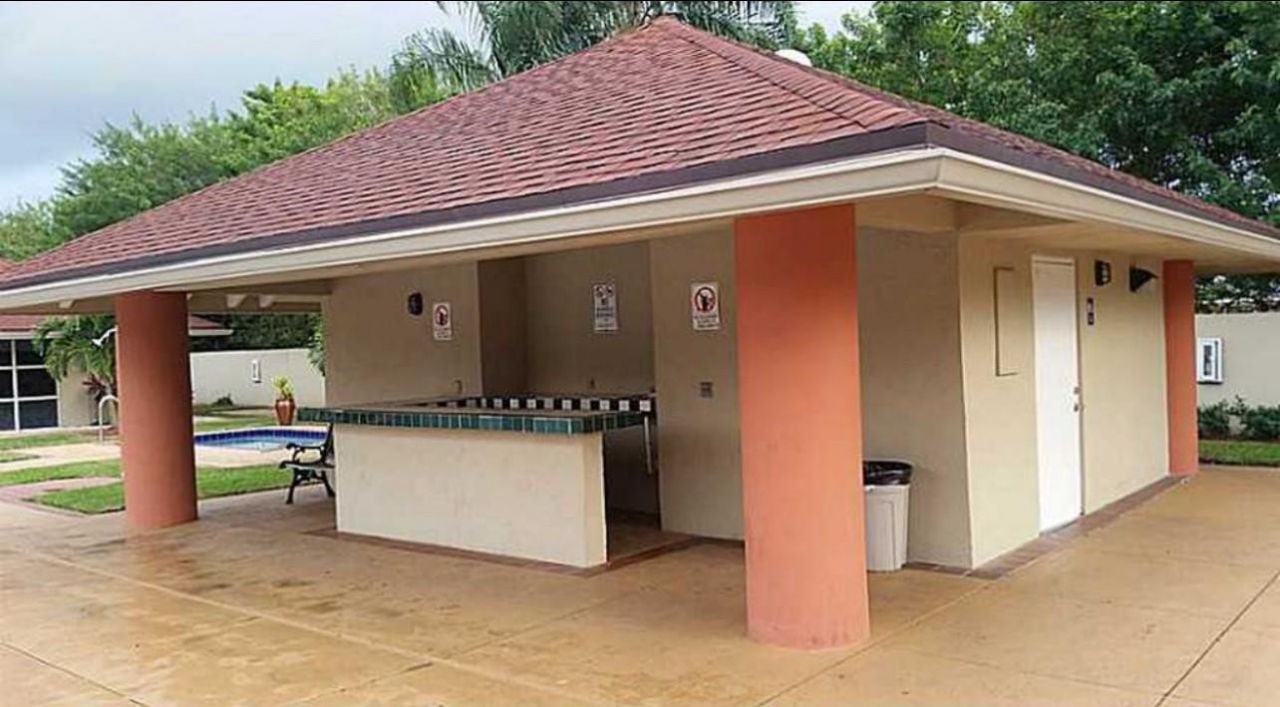 18840 NW 57th Avenue, Unit 302, Hialeah, FL 33015 Photo
