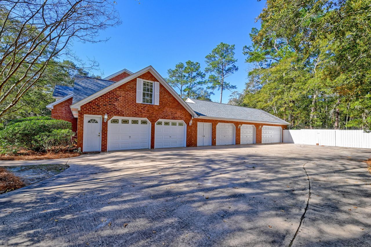 100 Rexford Court Photo 16