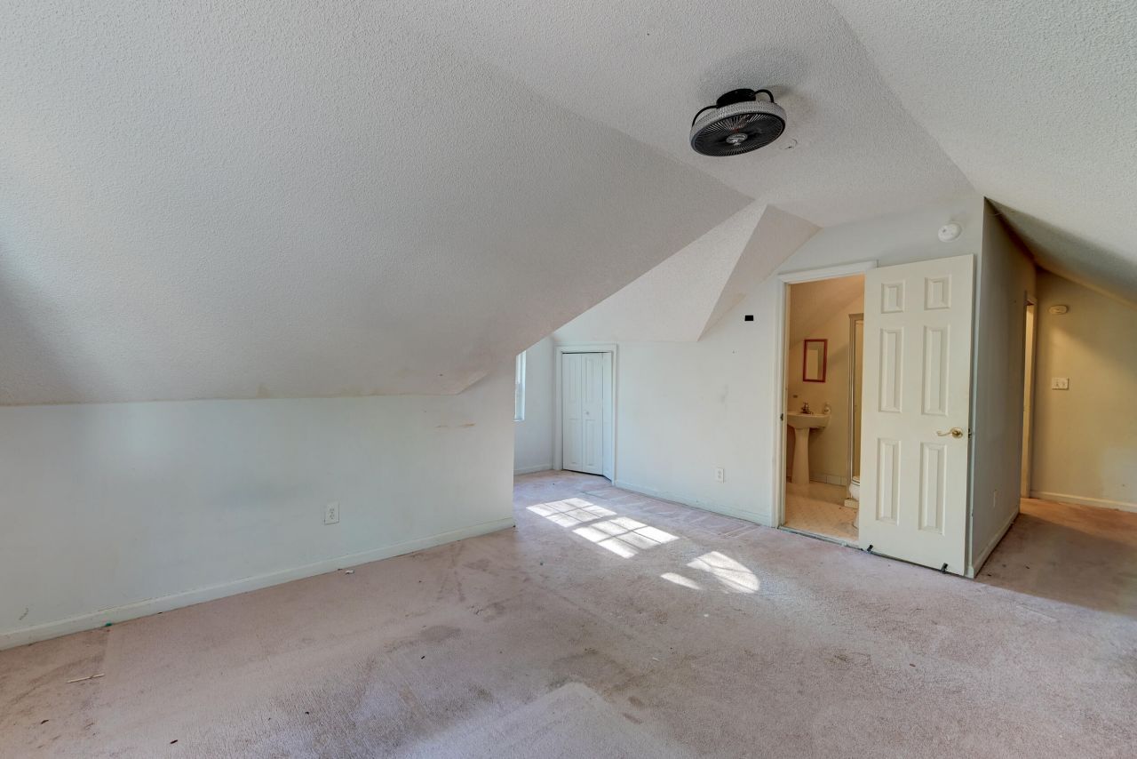 100 Rexford Court Photo 31