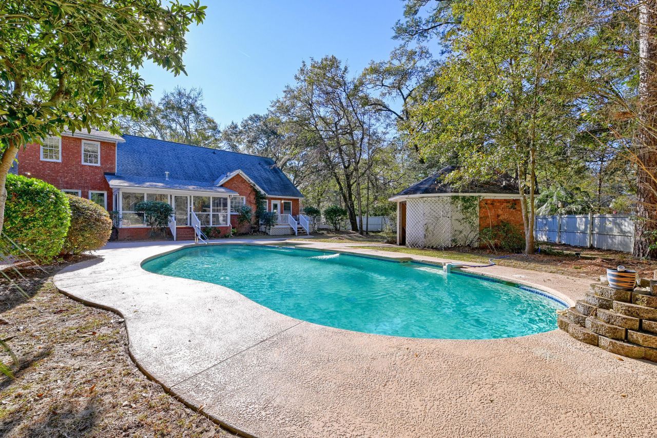 100 Rexford Court Photo 36