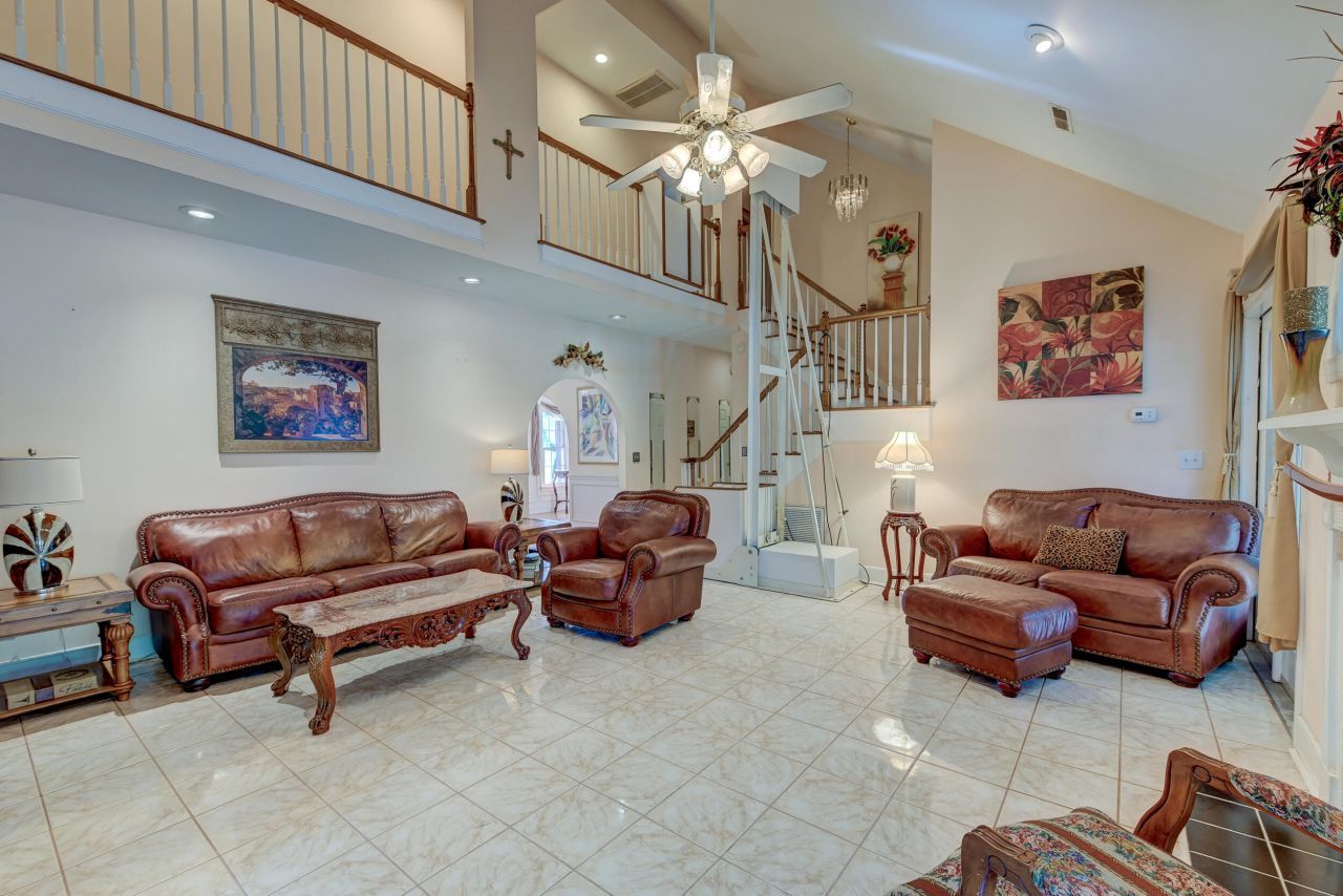 100 Rexford Court Photo 8