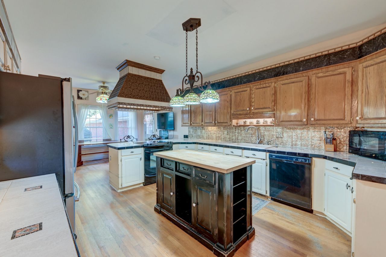 100 Rexford Court Photo 9