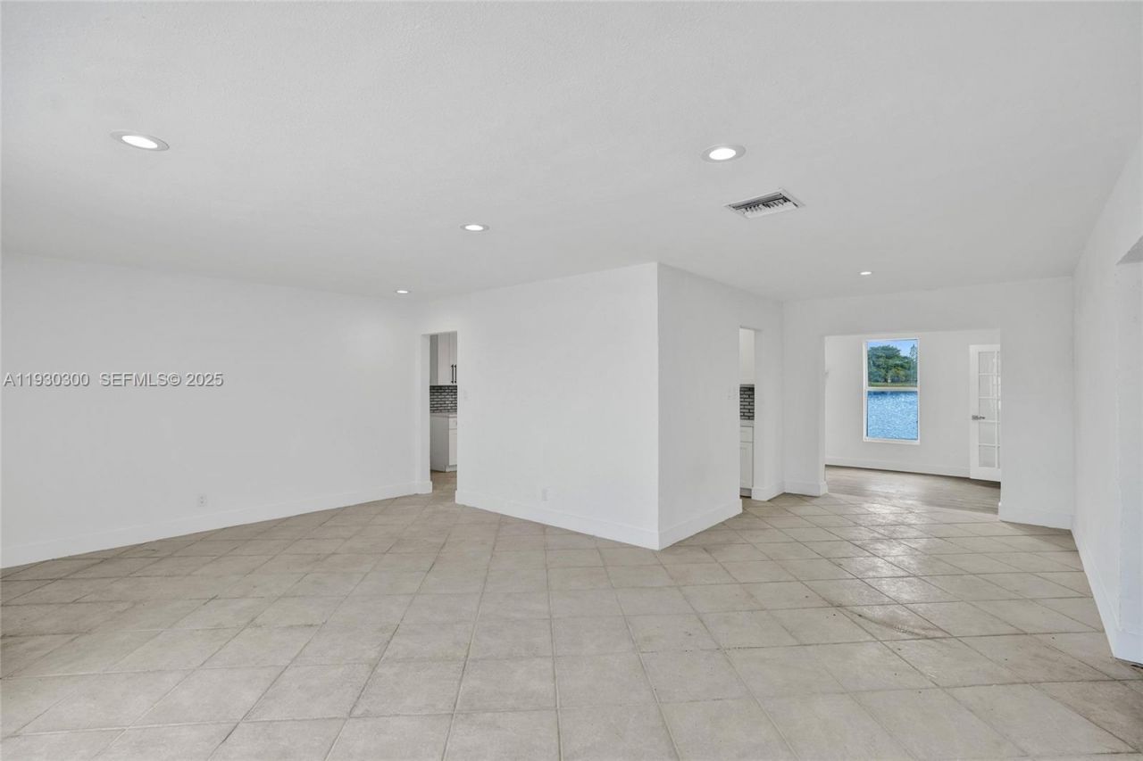 5810 NW 81st Ave, Tamarac, FL 33321 Photo