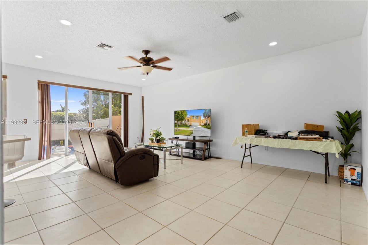 15558 NW 12th Ct, Pembroke Pines, FL 33028 Photo